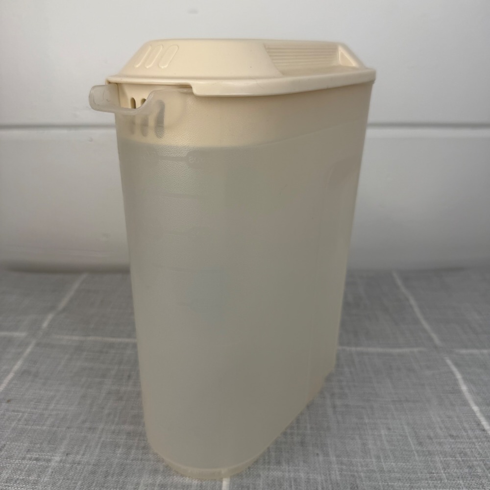 Rubbermaid Servin Saver Drink Pitcher 2.5 Quarts‎ Easy Grip Almond